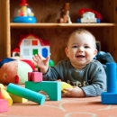 Baby mit Spielzeug
