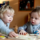 Kinder spielen mit Puzzle